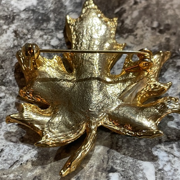 Maple Leaf Brooch in Green enamel and Gold tones - Picture 5 of 7